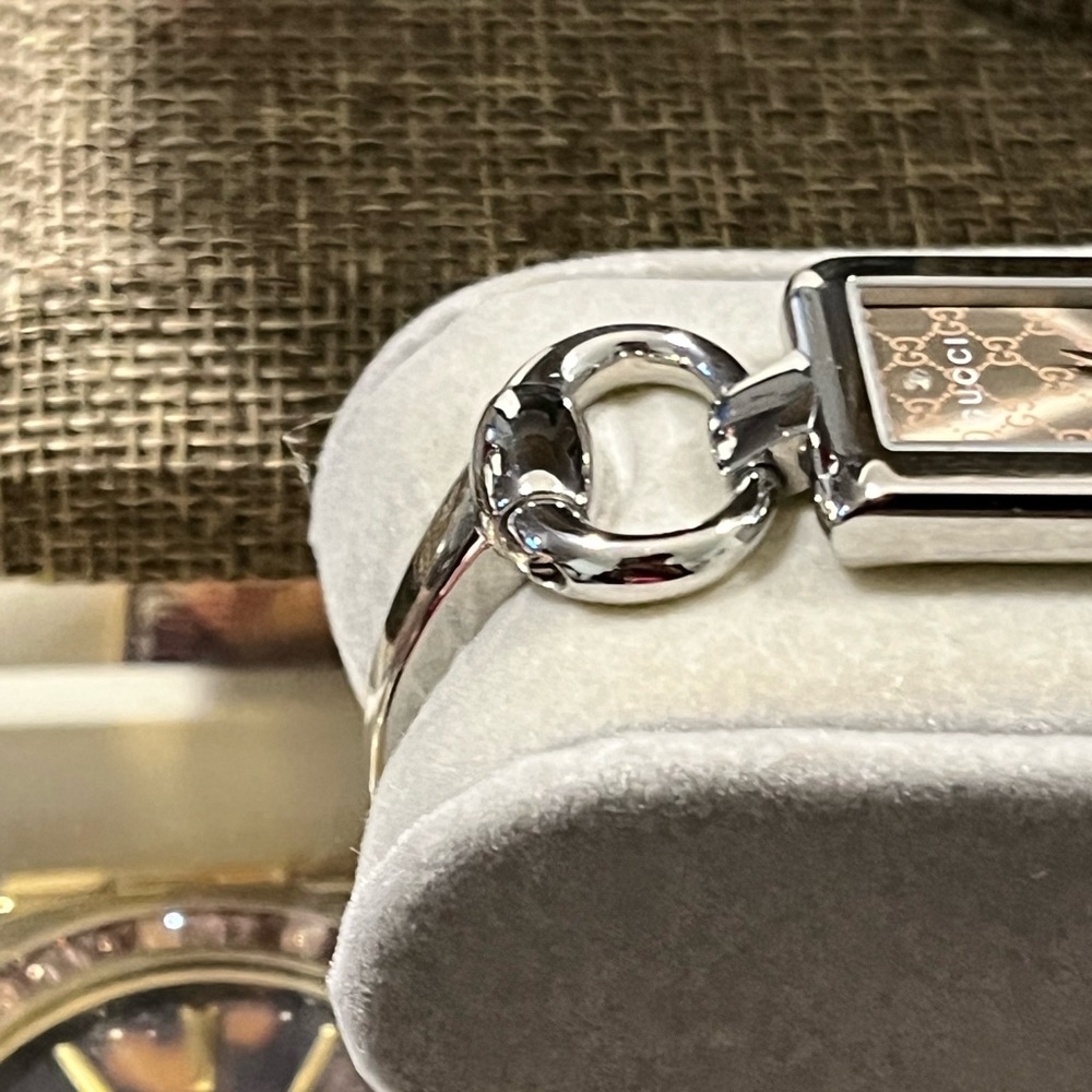 GUCCI PRE-LOVED AUTHENTIC ‘TORNABUONI’ 119 SST BRACELET 4 DIAMONDS WATCH - Picture 7 of 17